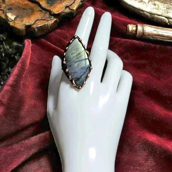 ๐๏ธUnique Boho Natural Labradorite Ring - Handcrafted Copper Statement Jewelry - Picture 8 of 13